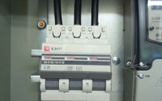 What kind of circuit breaker to put in the input in the apartment and the house?