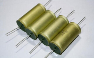 How to test a capacitor with a multimeter?