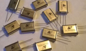 What is a quartz resonator and how does it work?