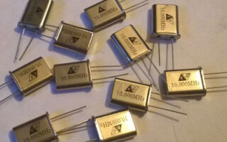 What is a quartz resonator and how does it work?