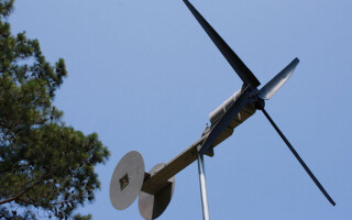 How to make a mini wind turbine with their own hands?