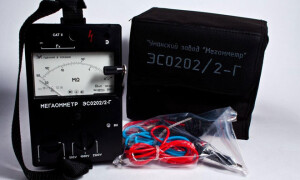 How do I use a megohmmeter to measure cable insulation resistance?