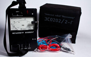 How do I use a megohmmeter to measure cable insulation resistance?