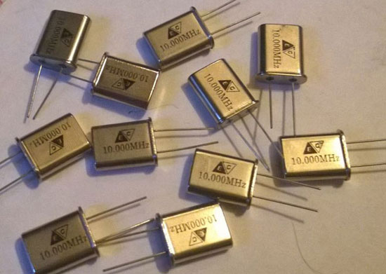 What is a quartz resonator and how does it work?