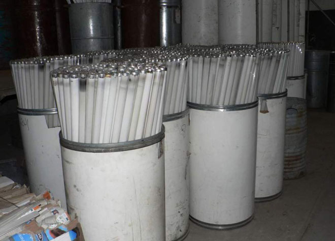 How do I dispose of fluorescent lamps?