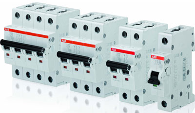 How do I choose a circuit breaker based on wattage and load current?