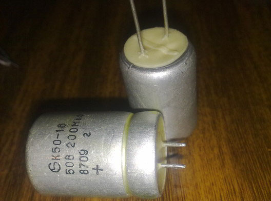 How do you determine the polarity of electrolytic capacitors, where is the plus and minus?