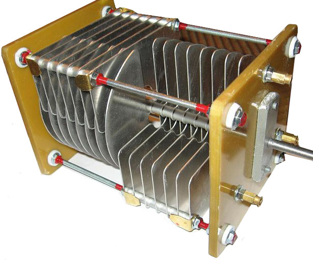 Finding the capacity of capacitors in series or parallel - formula