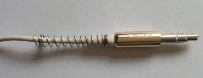 How do I solder the wires to the headphone plug correctly?