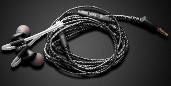 How do I solder the wires to the headphone plug correctly?