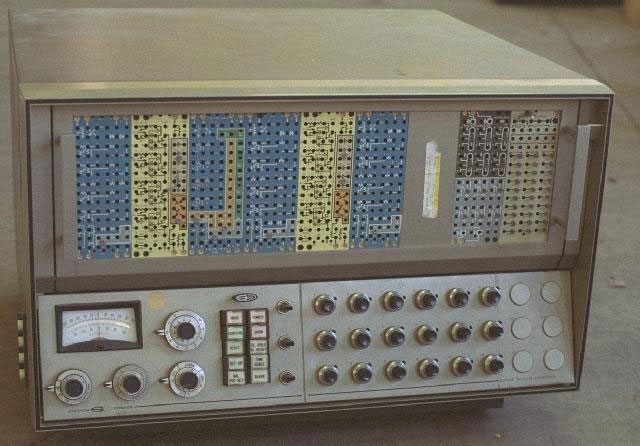 What is the difference between an analog signal and a digital signal - usage examples