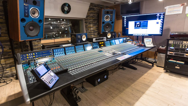 What is the difference between analog and digital signals - examples of use