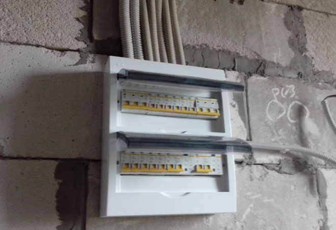 How to assemble an electrical distribution box for the apartment