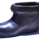 How and how do I put out live electrical equipment?