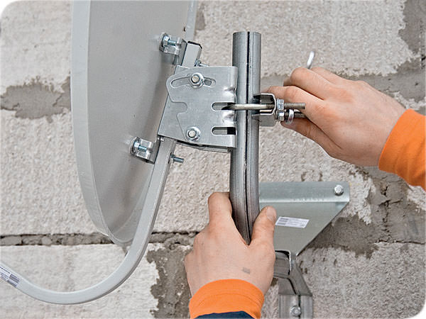 How to install and adjust the satellite dish yourself?