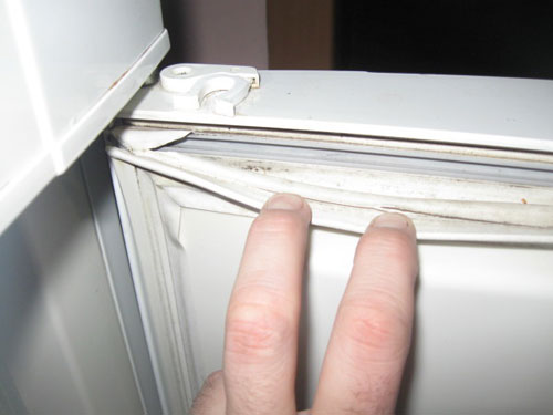 The refrigerator constantly works and does not turn off - all causes of failure