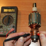 Using a multimeter to check the electrical information of a car battery