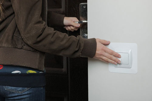 When leaving your apartment, don't forget to turn off the lights. 