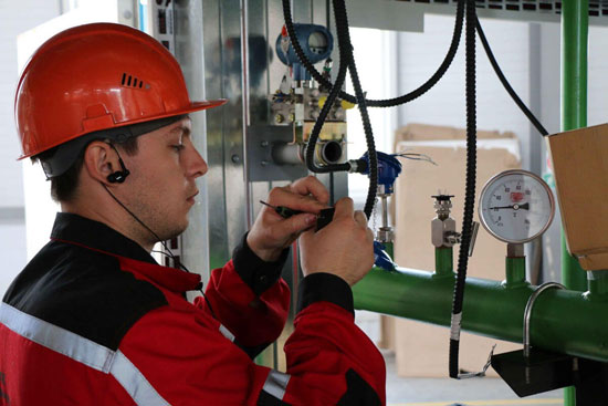 Kipoyets connect the pressure sensor. 