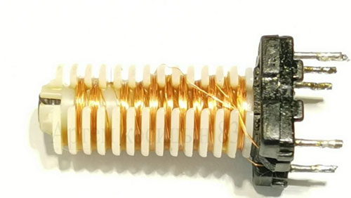 Winding of an inductance in the form of several sections in series.